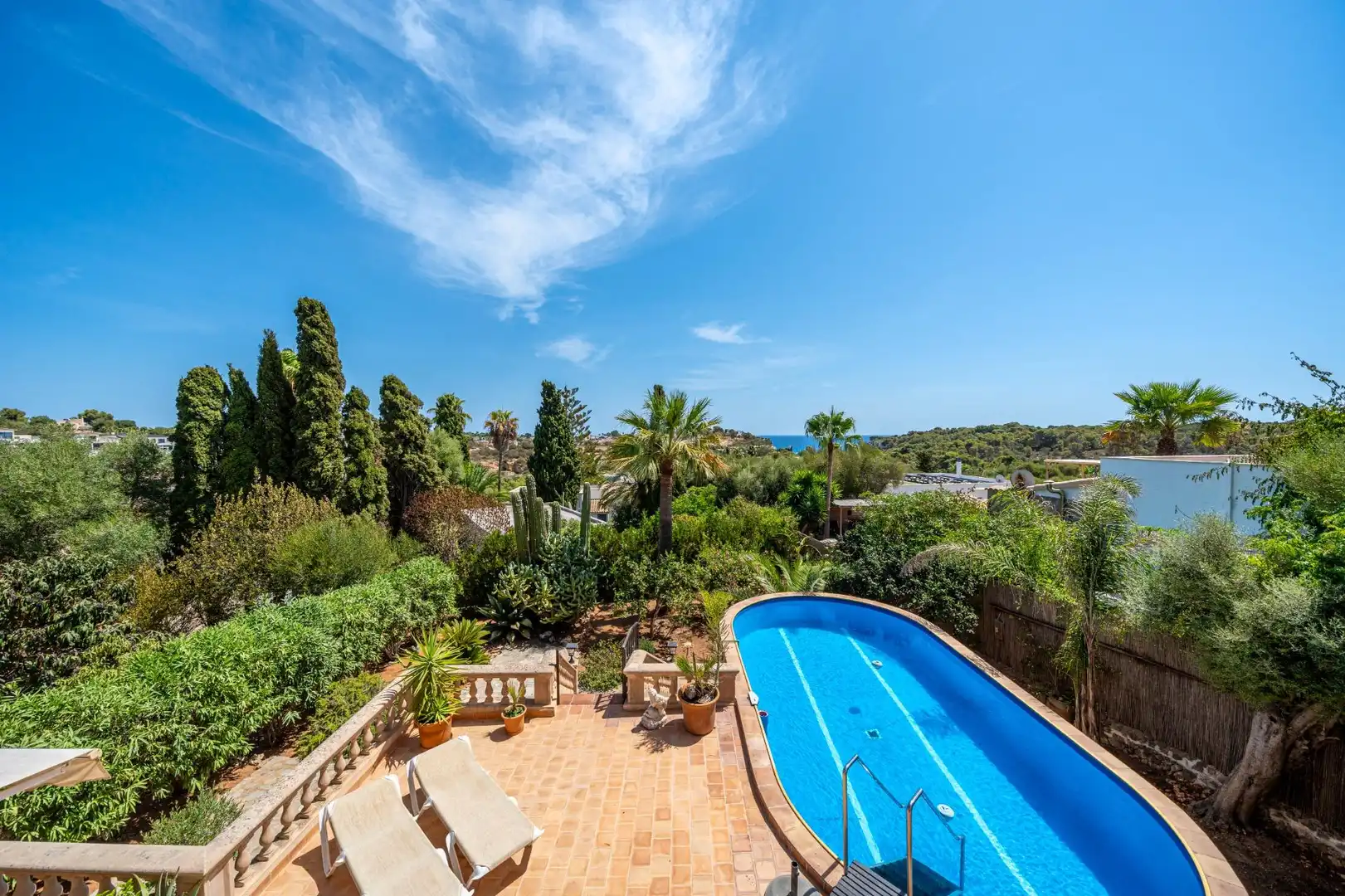 Villa con piscina in vendita a Carrer les Orquídies