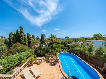 Chalet con piscina en venta en Carrer les Orquídies