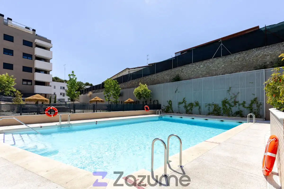 Swimming pool of Flat for rent in Valdemoro  with Air Conditioner, Heating and Parquet flooring
