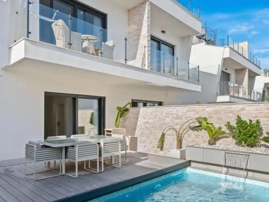 Terrasse von Einfamilien-Reihenhaus zum Verkauf in Guardamar del Segura mit Gemeinschaftspool