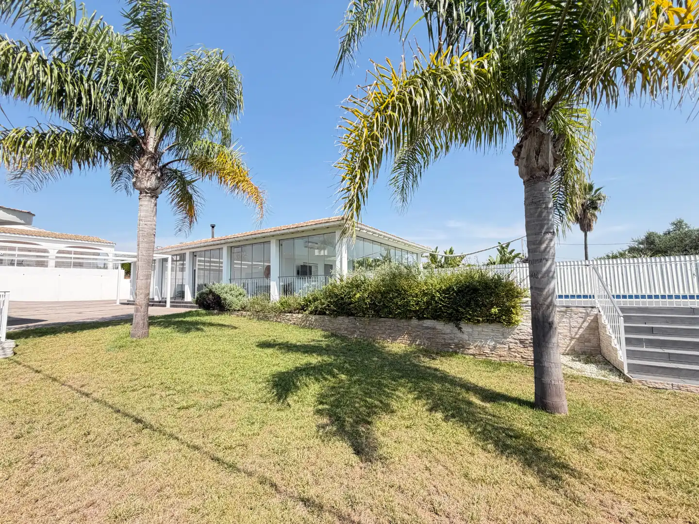 Vista exterior de Casa o xalet en venda en Carlet amb Aire condicionat, Calefacció i Jardí privat
