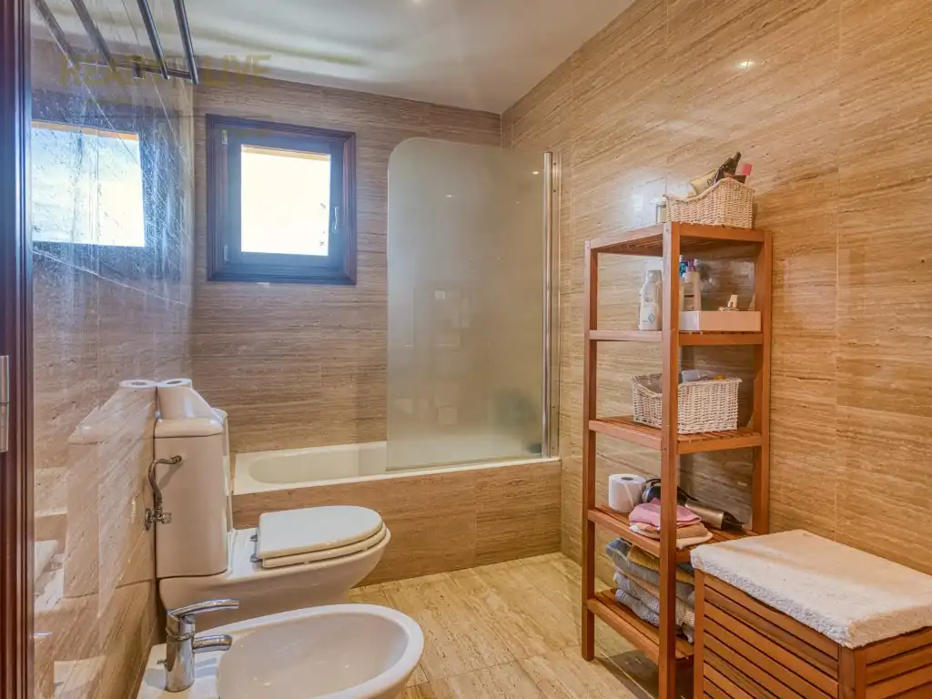 Badezimmer von Einfamilien-Reihenhaus zum Verkauf in Alcúdia mit Klimaanlage, Privatgarten und Terrasse