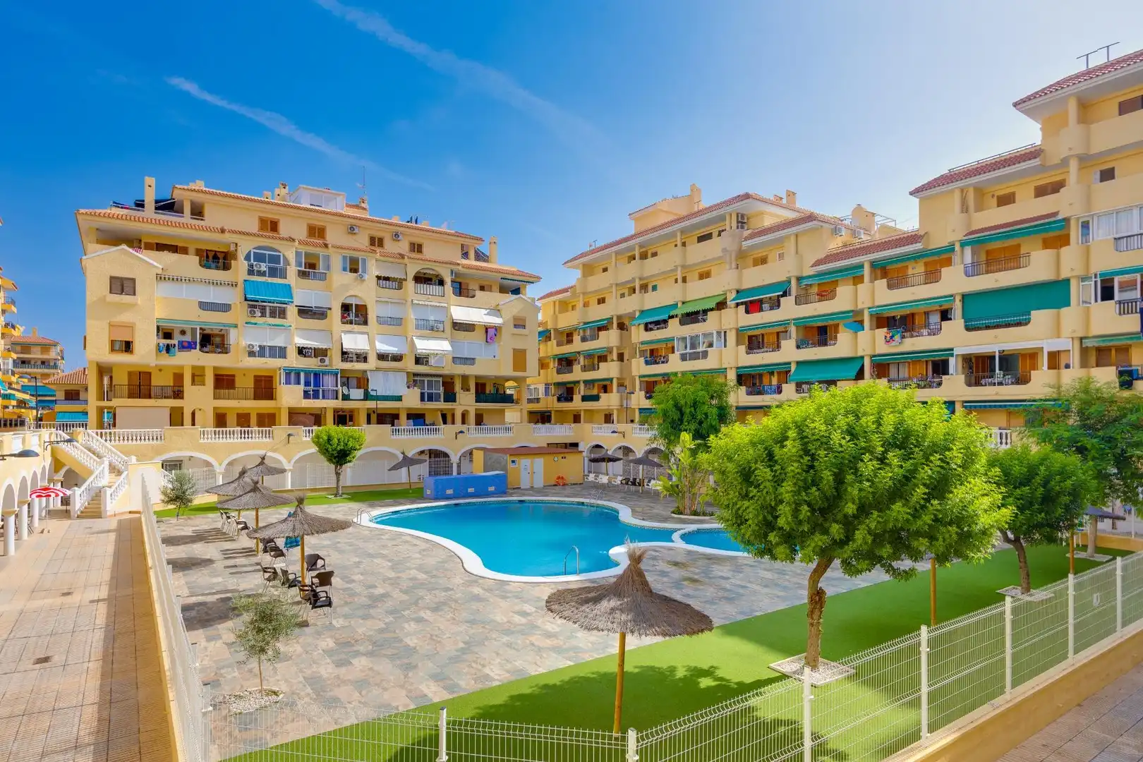 Außenansicht von Erdgeschoss zum Verkauf in Torrevieja mit Terrasse, Möbliert und Gemeinschaftspool