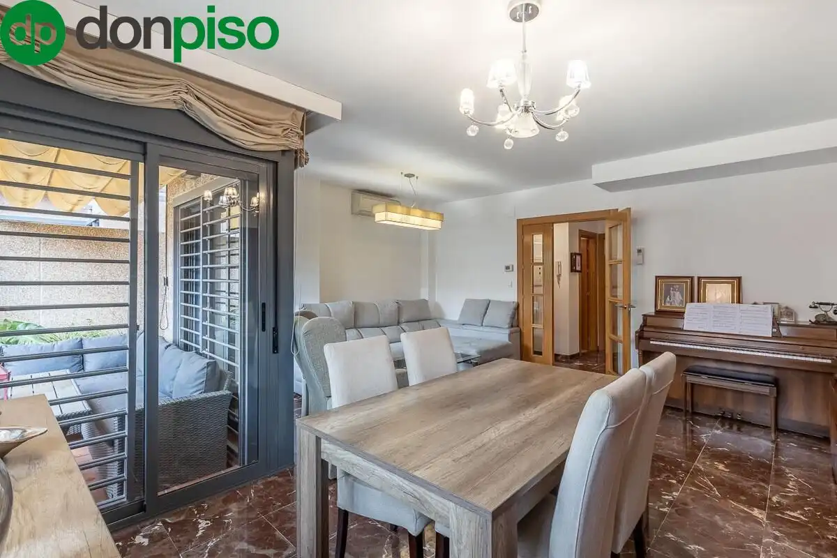 Sala de estar de Casa adosada en venta en Armilla con Calefacción, Terraza y Amueblado
