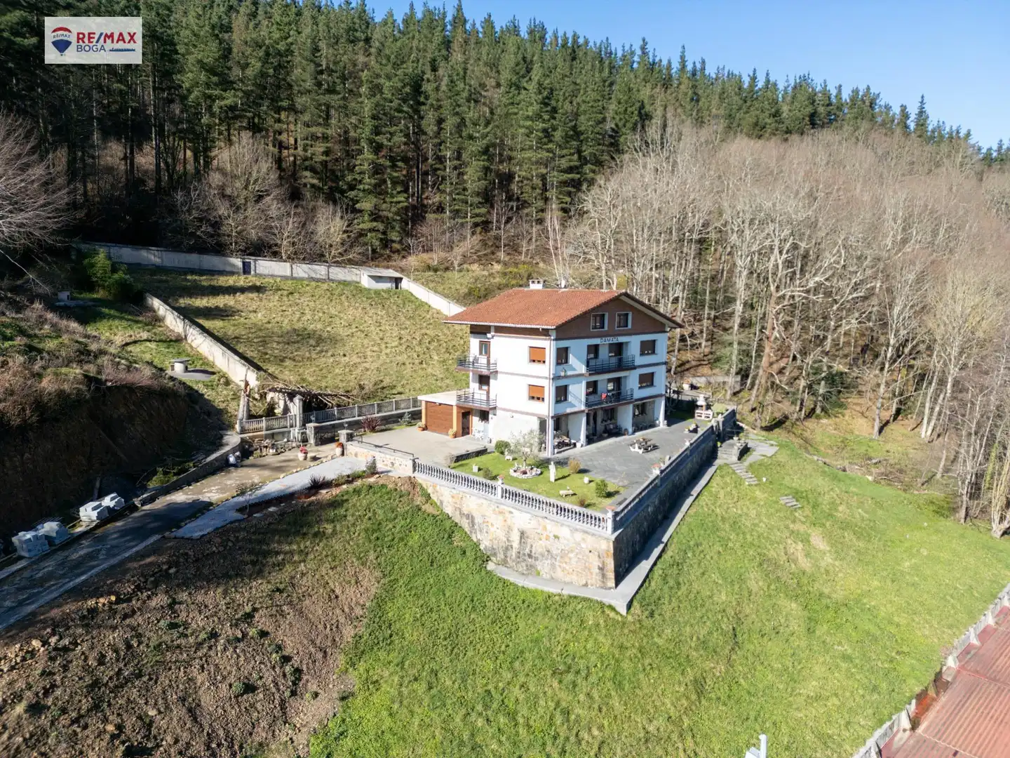 Vista exterior de Casa o xalet en venda en Legazpi amb Calefacció, Jardí privat i Parquet