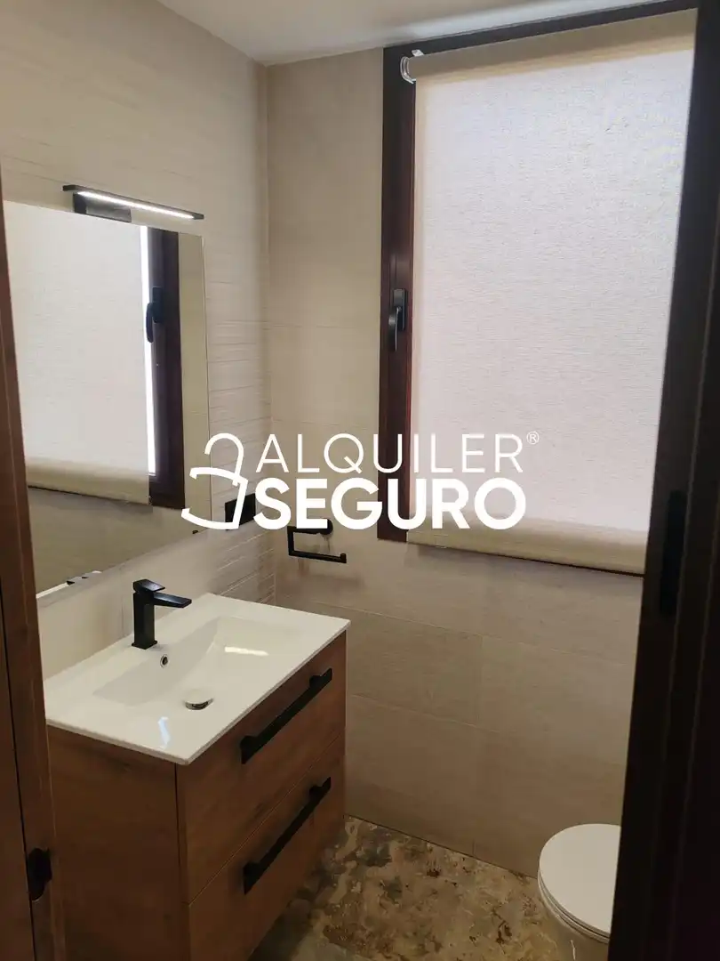 Baño de Casa o chalet de alquiler en Jun con Aire acondicionado, Terraza y Piscina