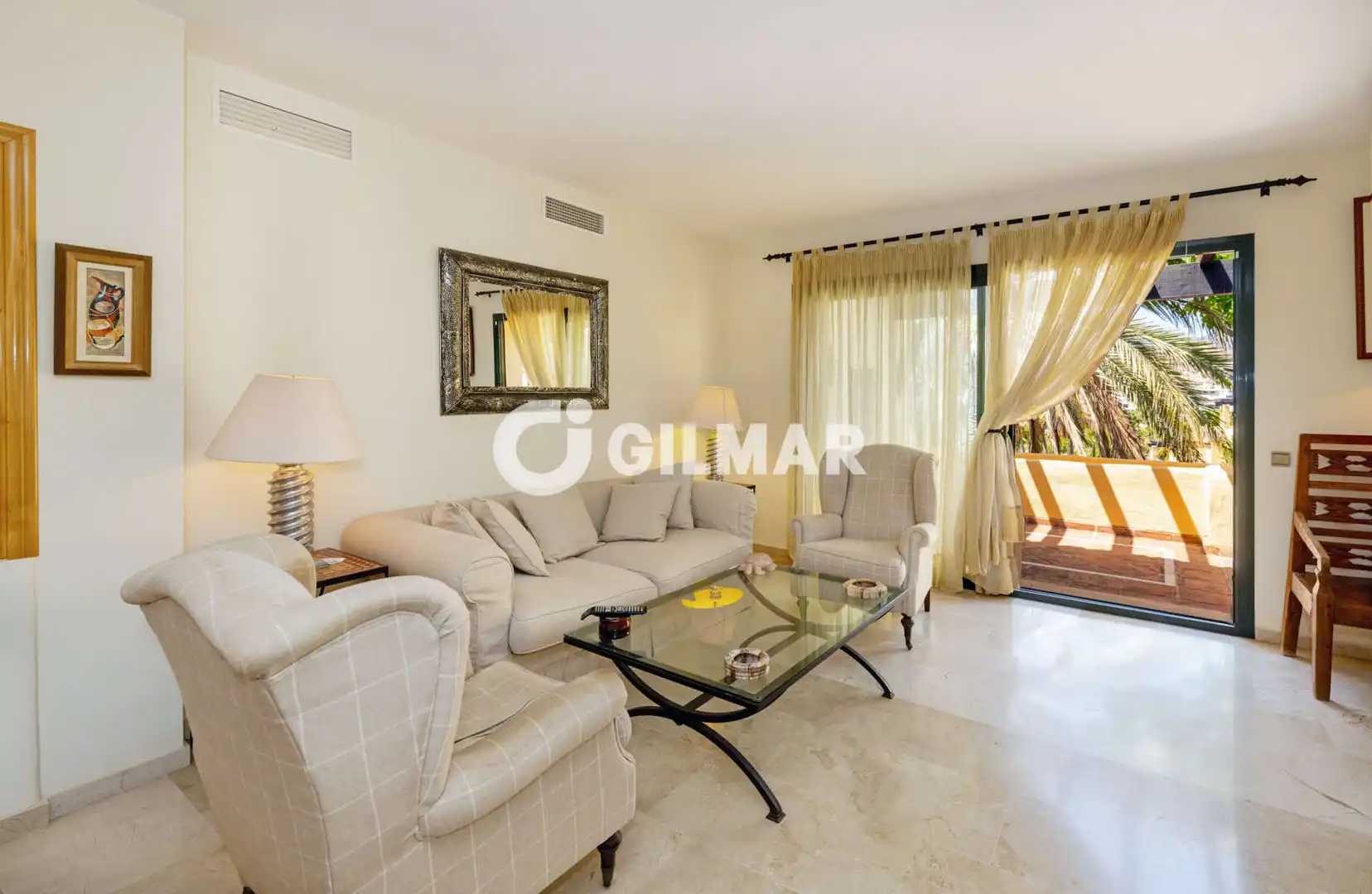 Sala d'estar de Dúplex en venda en Estepona amb Calefacció, Jardí privat i Traster