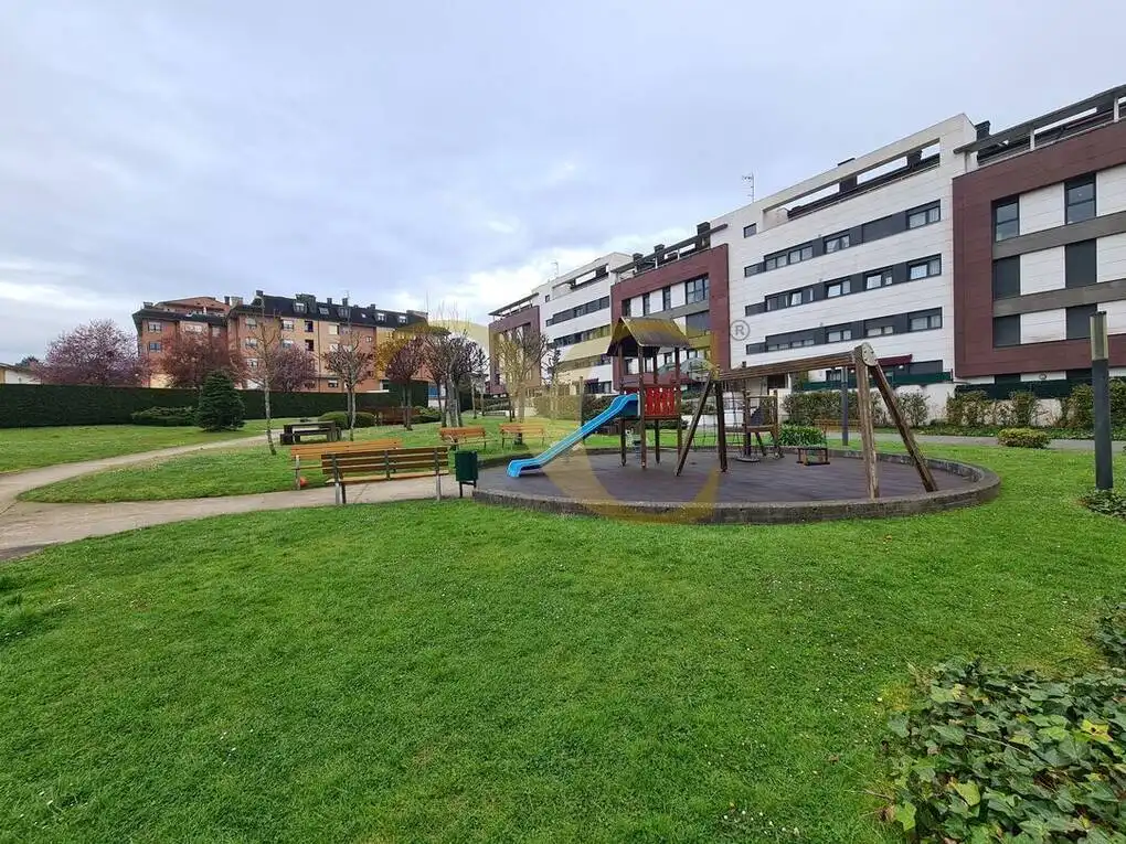 Außenansicht von Wohnung zum Verkauf in Oviedo  mit Heizung, Privatgarten und Terrasse
