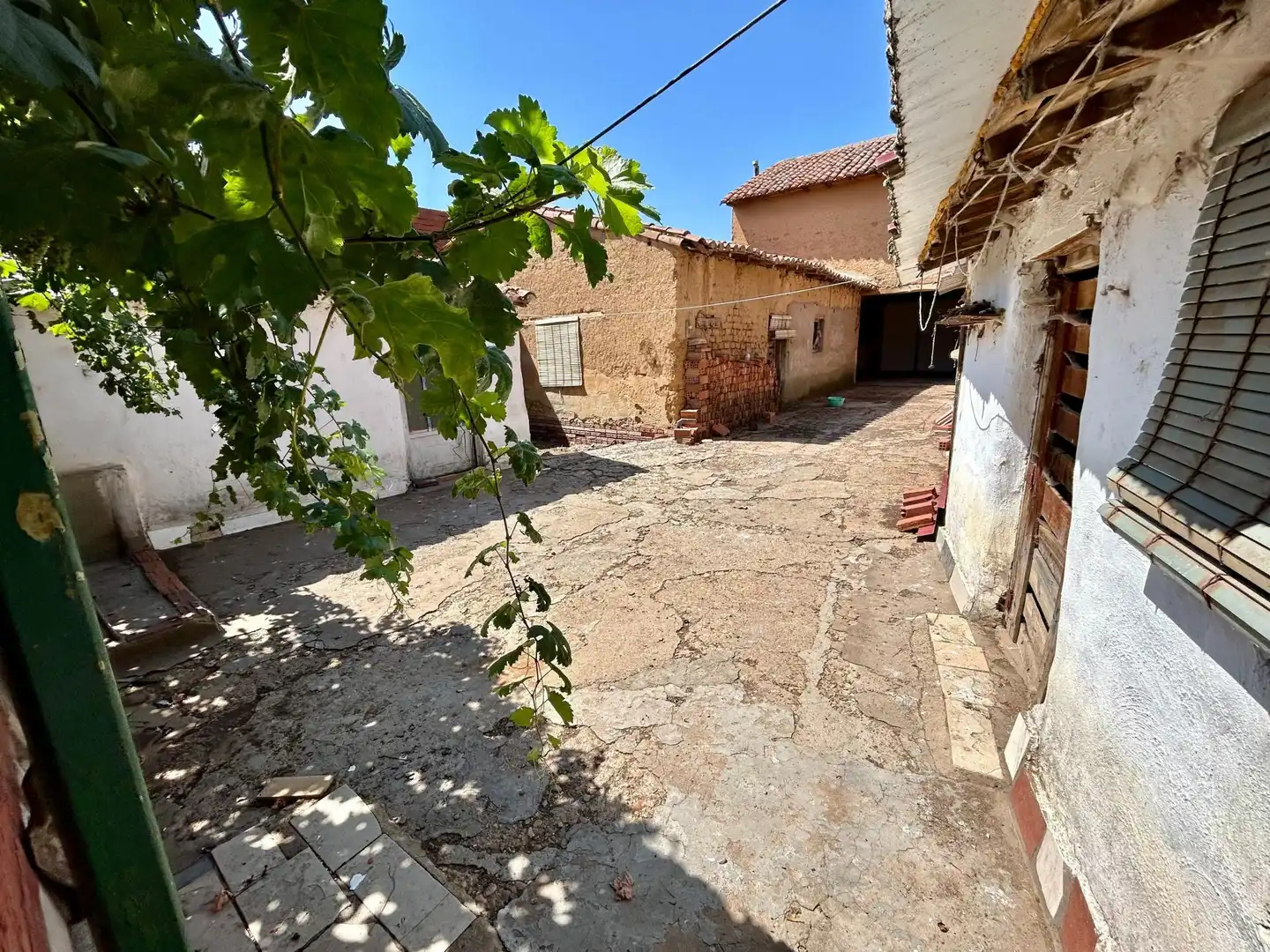 Vista exterior de Casa adosada en venda en Valencia de Don Juan amb Calefacció