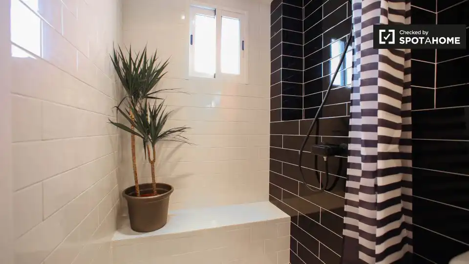 Bathroom of Flat for rent in Valencia  with Air Conditioner, Heating and Furnished