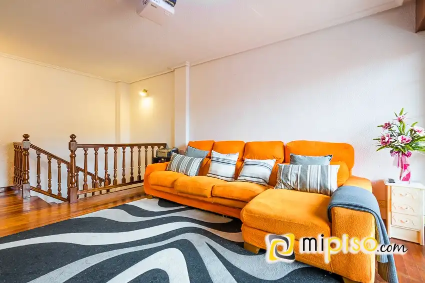 Sala de estar de Piso en venta en Santoña con Terraza, Trastero y Balcón