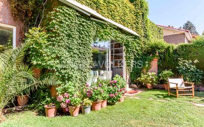 Garden of Single-family semi-detached for sale in  Madrid Capital  with Air Conditioner, Heating and Private garden