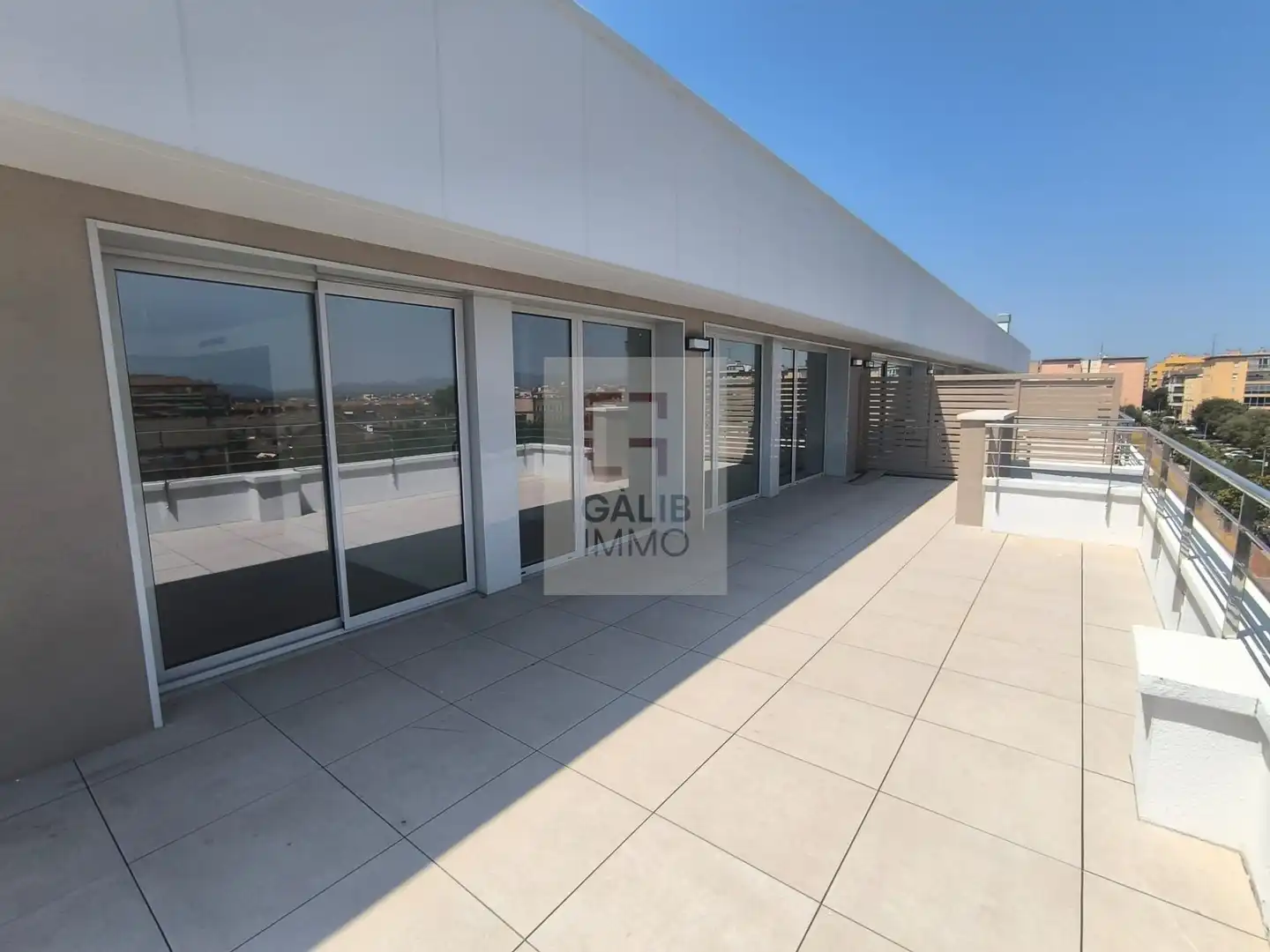 Terrasse von Dachboden zum Verkauf in Figueres mit Klimaanlage, Terrasse und Abstellraum