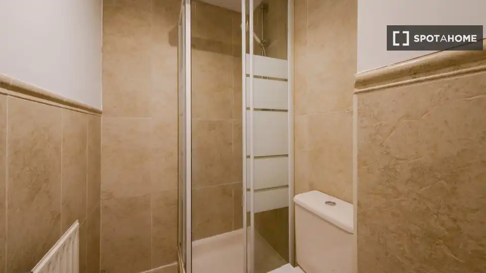 Bathroom of Flat for share in Madrid  with Air Conditioner, Heating and Furnished