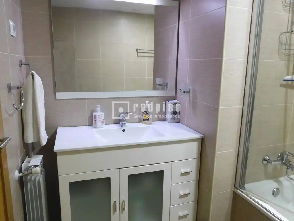 Baño de Piso de alquiler en Madrid con Aire acondicionado, Calefacción y Jardín privado
