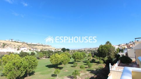 Encantadora casa de estilo mediterráneo, completamente modernizada, situada en primera línea con impresionantes vistas al campo de