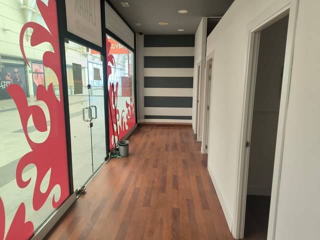 Local comercial en Venta en Avenida de las Provincias, 18 en La Serna