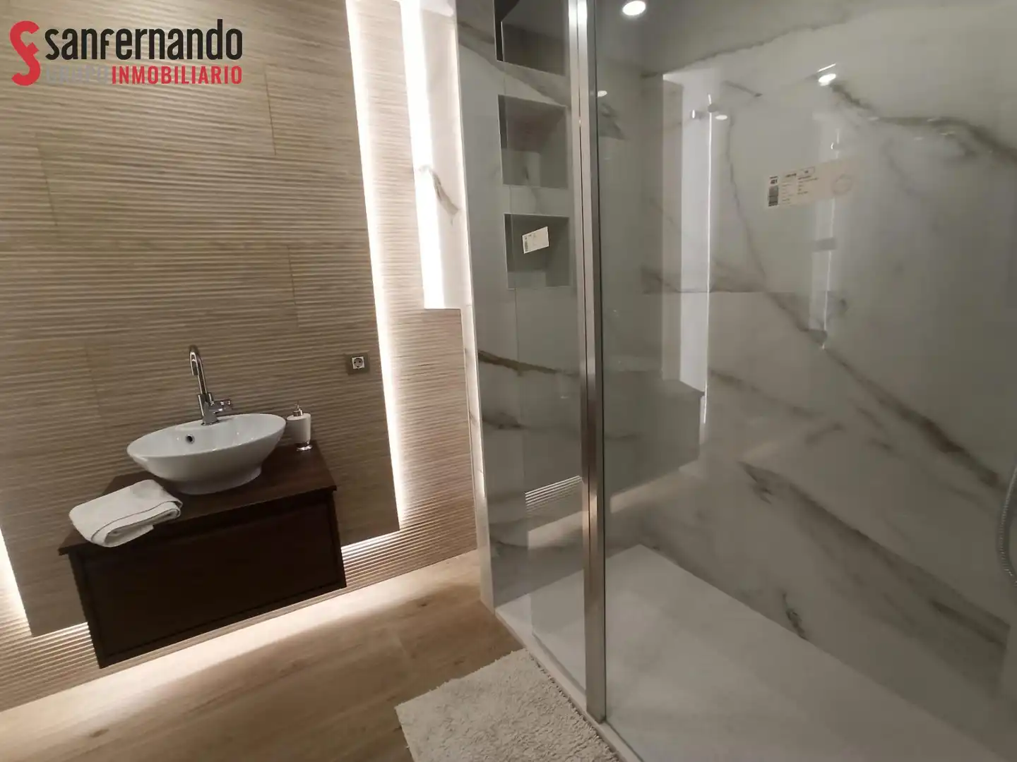 Bathroom of Flat for rent in Santander  with Heating, Parquet flooring and Furnished