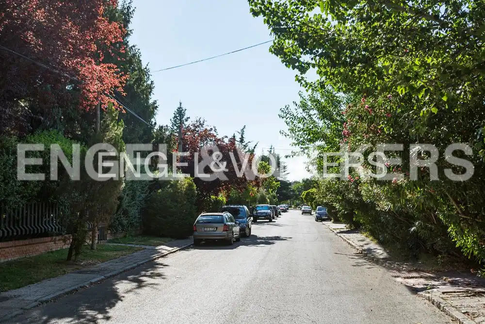 Vista exterior de Piso de alquiler en Madrid con Aire acondicionado, Calefacción y Jardín privado