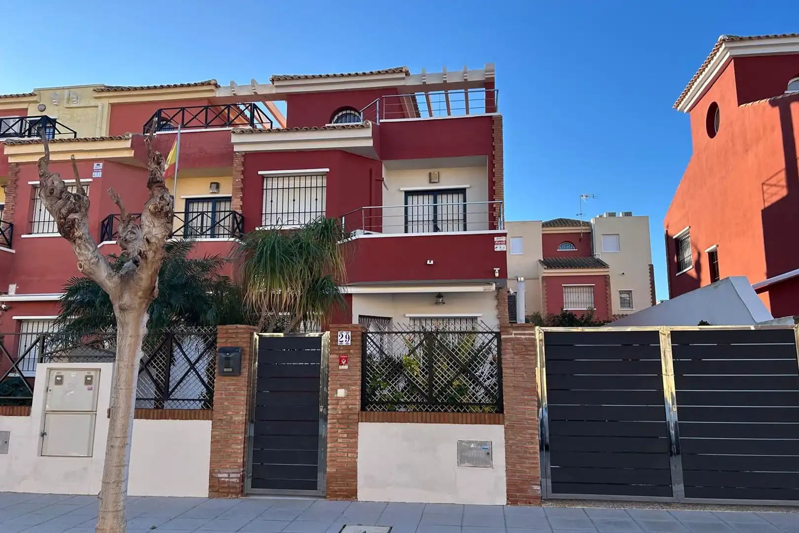 Vista exterior de Casa adosada en venda en Pilar de la Horadada amb Balcó