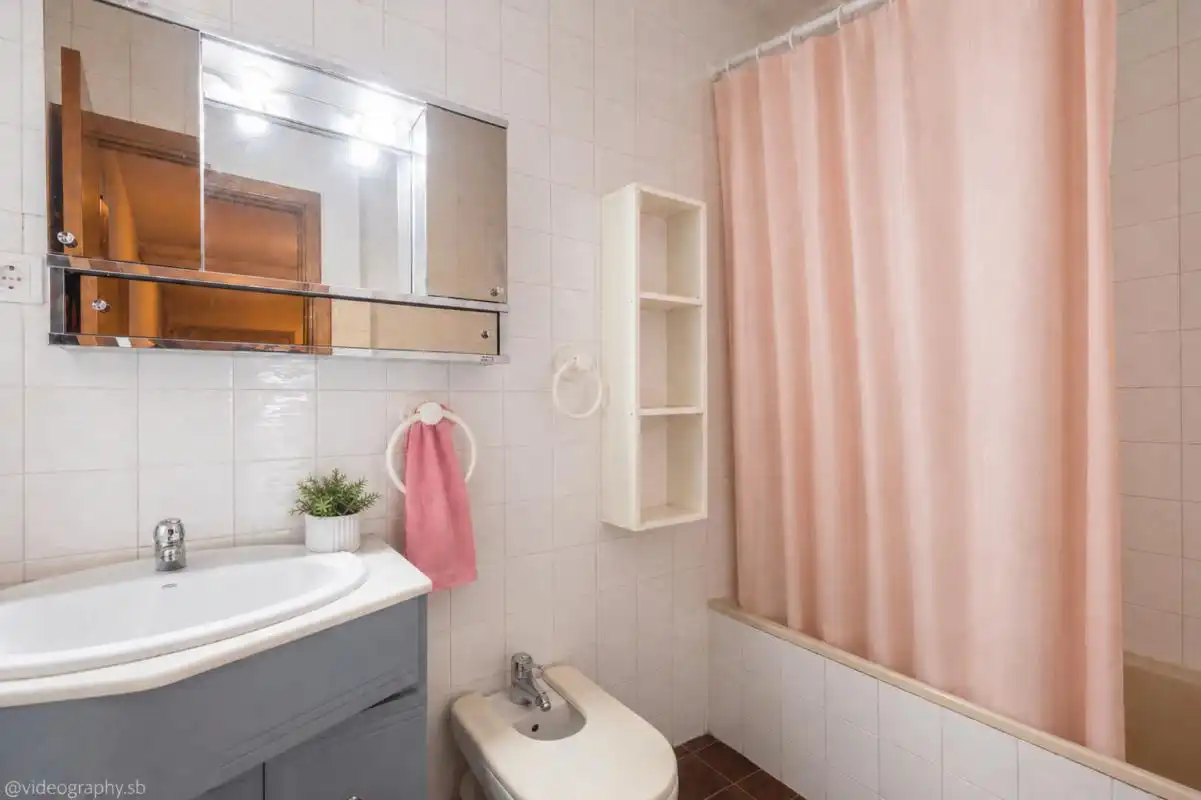 Badezimmer von Einfamilien-Reihenhaus zum Verkauf in Paracuellos de Jarama mit Klimaanlage, Heizung und Privatgarten