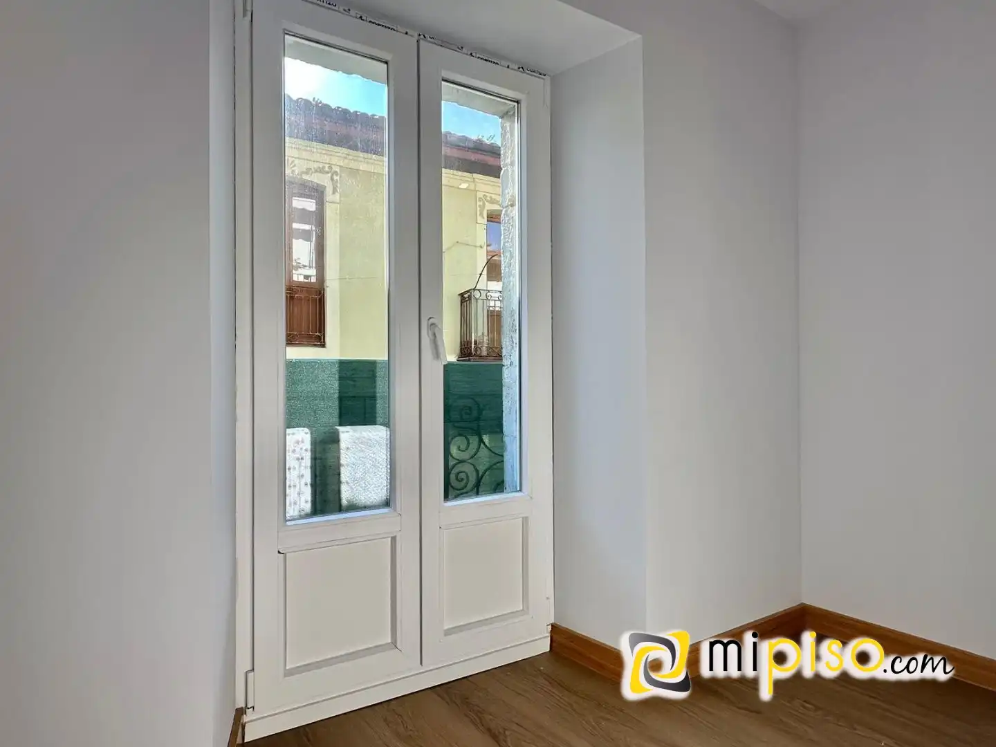Piso en venta en Laredo con Calefacción, Amueblado y Balcón