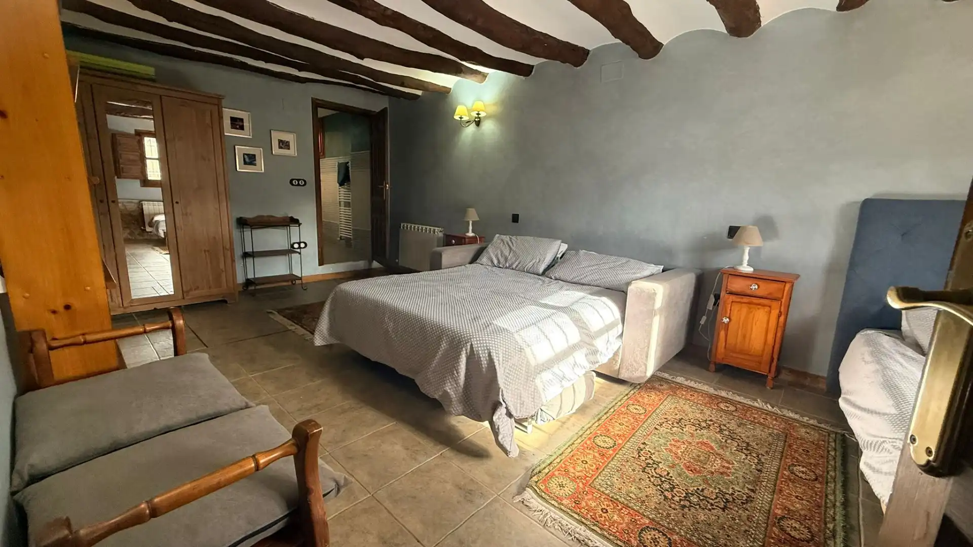 Habitación de Casa adosada en venta en Castellote con Calefacción, Terraza y Trastero