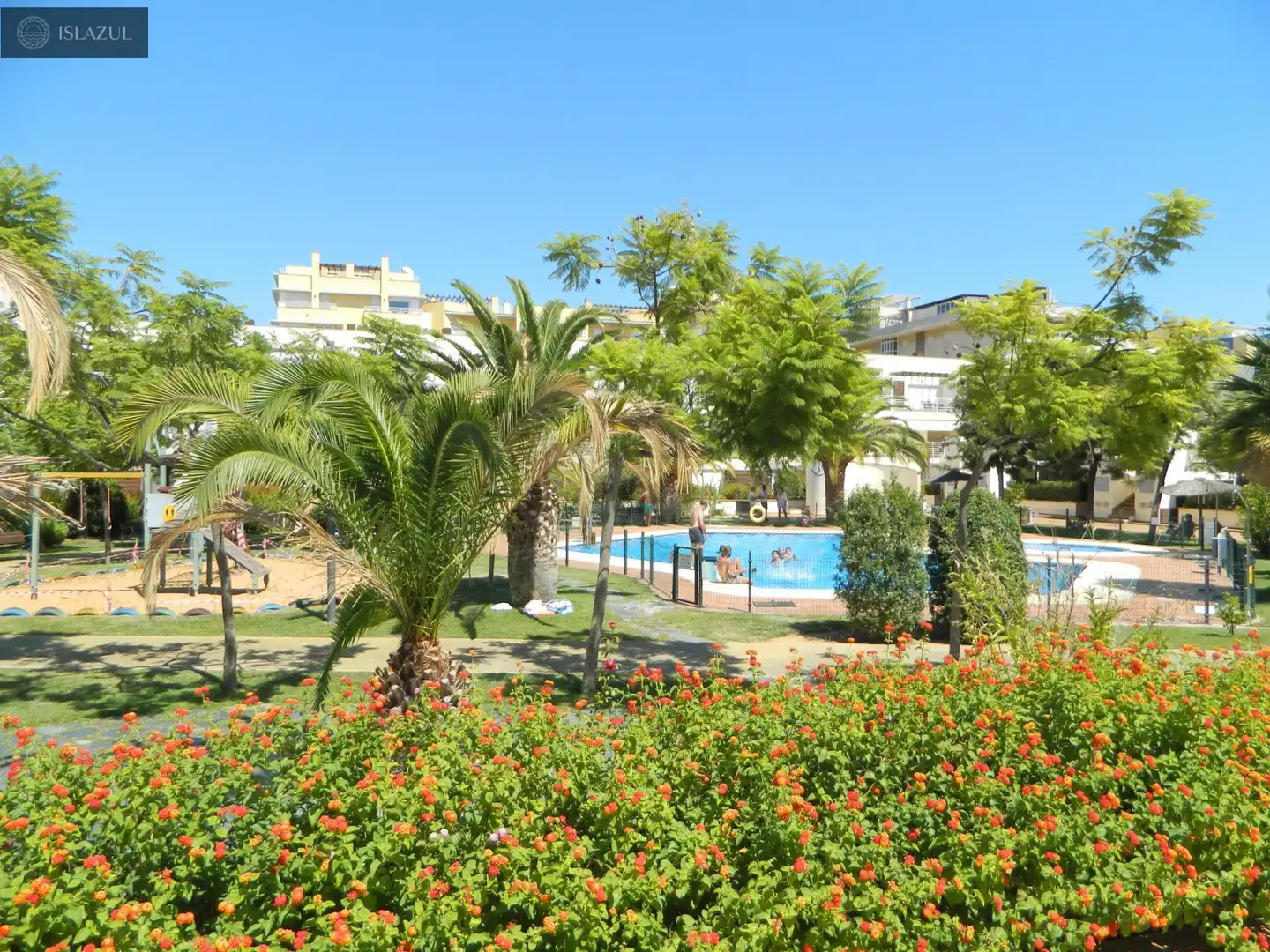 Piscina de Casa adosada en venda en Isla Cristina amb Aire condicionat, Calefacció i Jardí privat