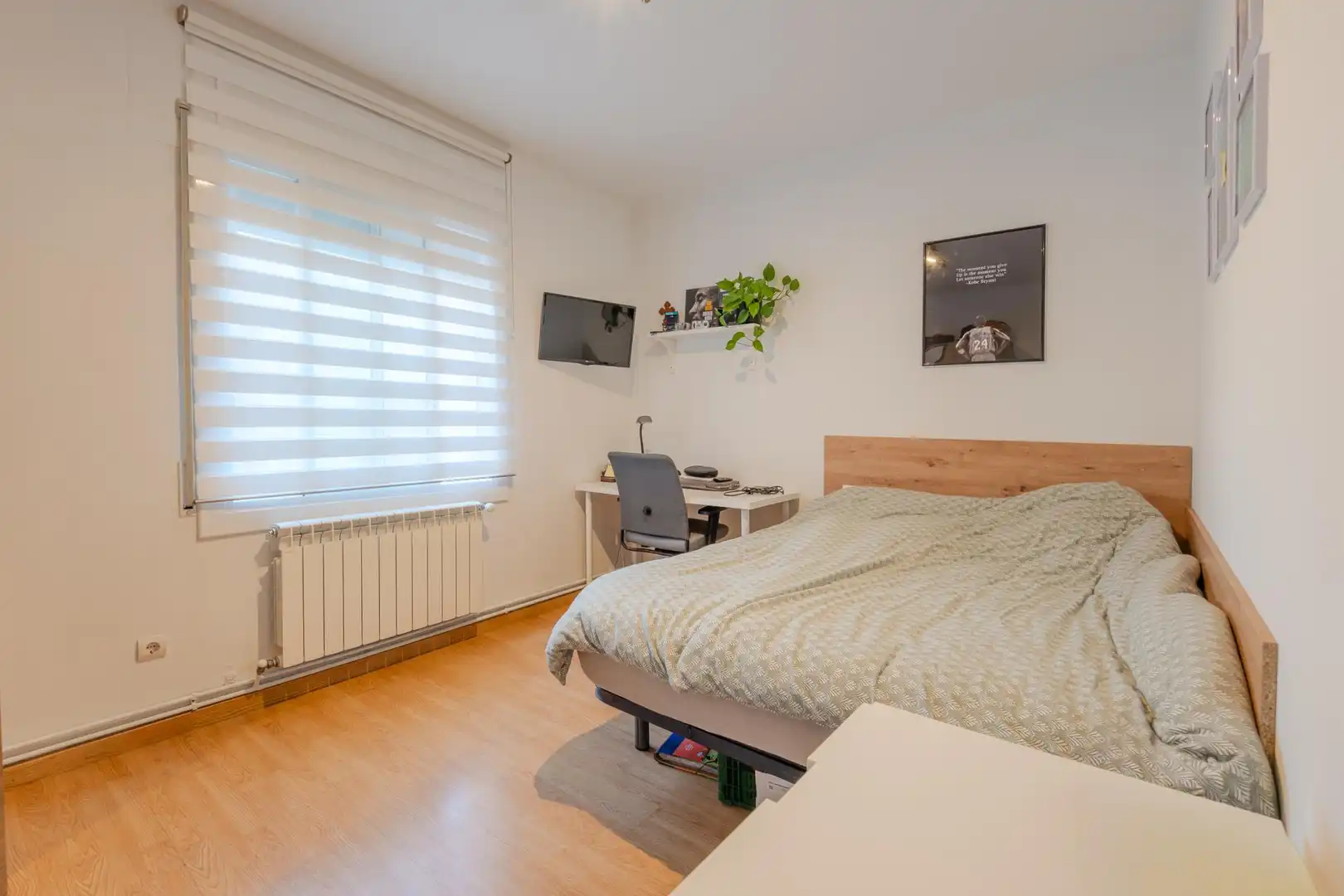 Bedroom of Flat for sale in Girona  with Air Conditioner, Heating and Balcony
