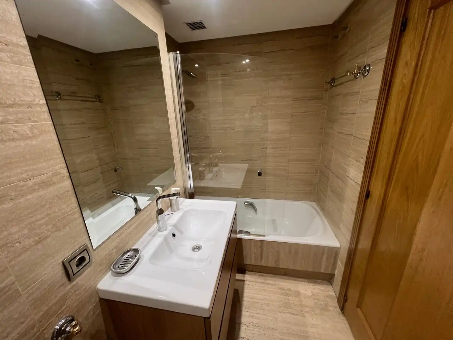Bathroom of Apartments for rent in León Capital   with Parquet flooring