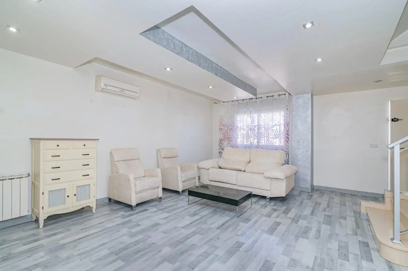 Casa aparellada amb terrassa en venda a Jun, imagen 5