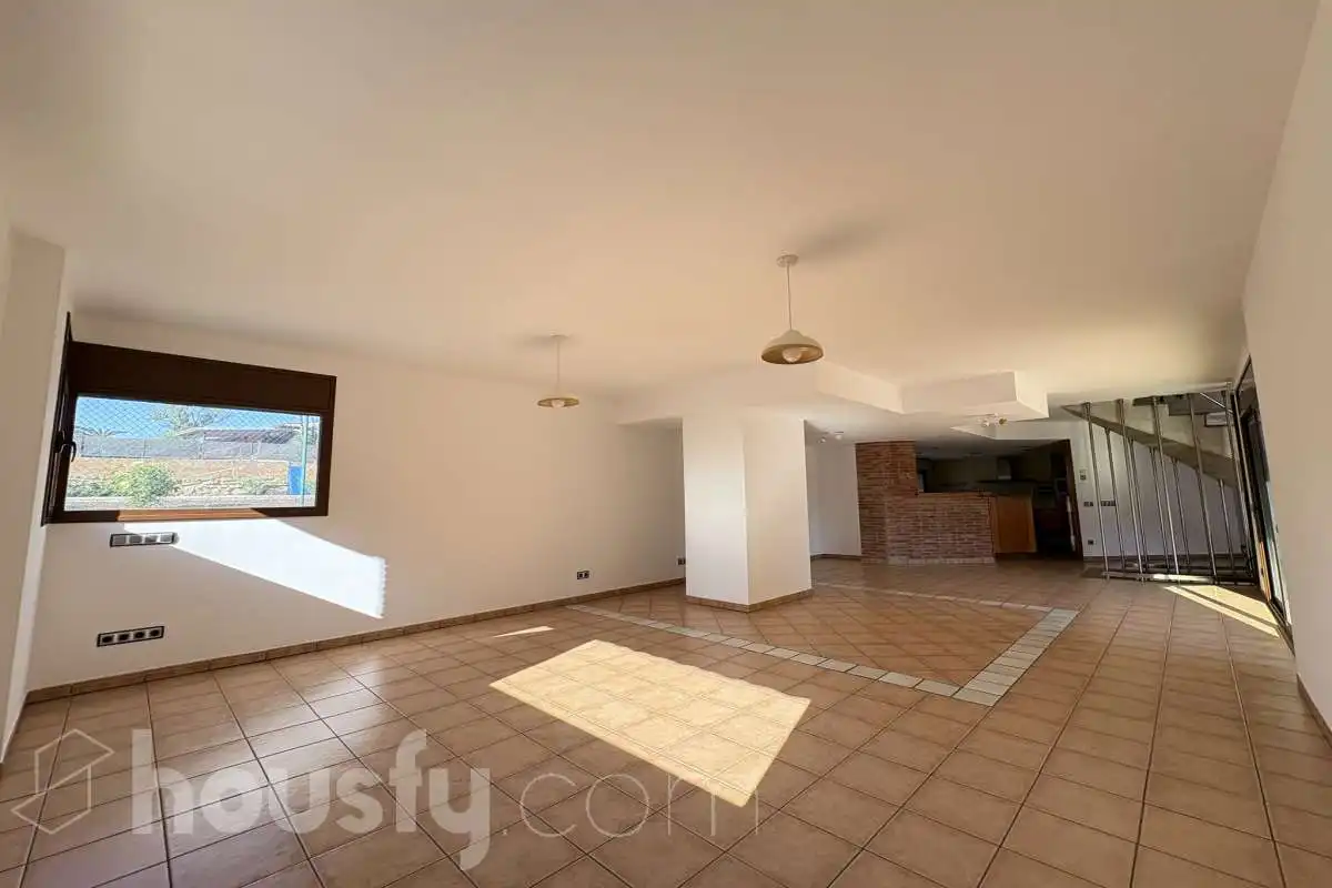 Sala de estar de Casa o chalet en venta en Sant Julià de Ramis con Calefacción, Jardín privado y Terraza