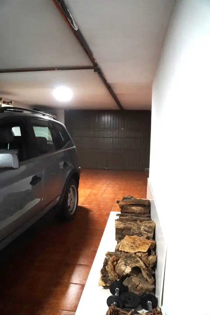 Parkplatz von Einfamilien-Reihenhaus zum Verkauf in Badalona mit Klimaanlage, Heizung und Privatgarten