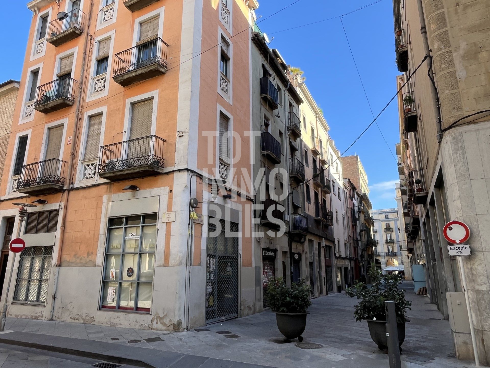 Vista exterior de Edifici en venda en Girona Capital