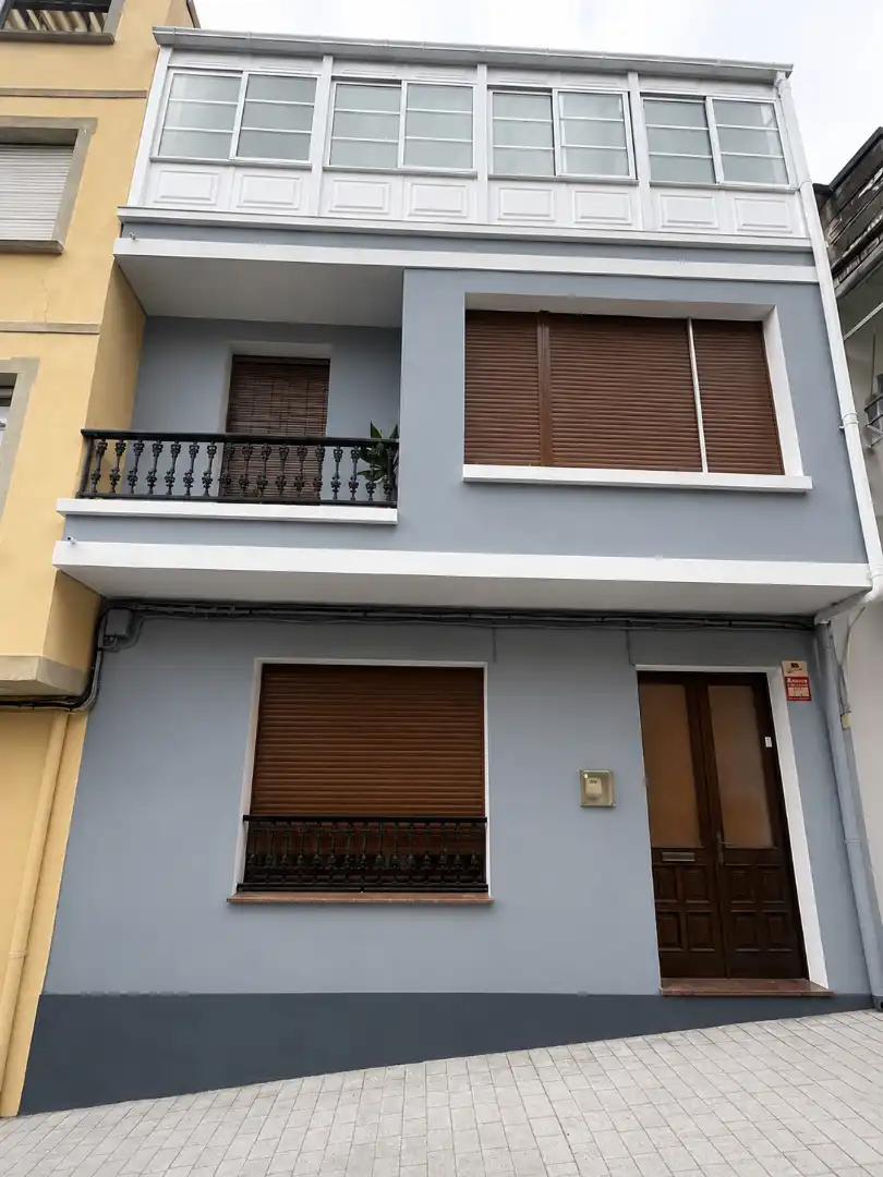 Vista exterior de Casa adosada en venda en Cariño amb Moblat, Forn i Rentadora