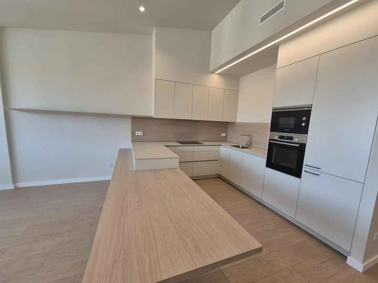 Cuina de Dúplex en venda en Vic amb Calefacció, Parquet i Terrassa