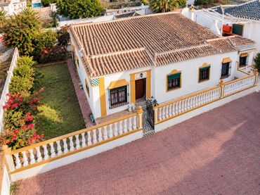 Villa con piscina in vendita a Calle Calle Geraneos