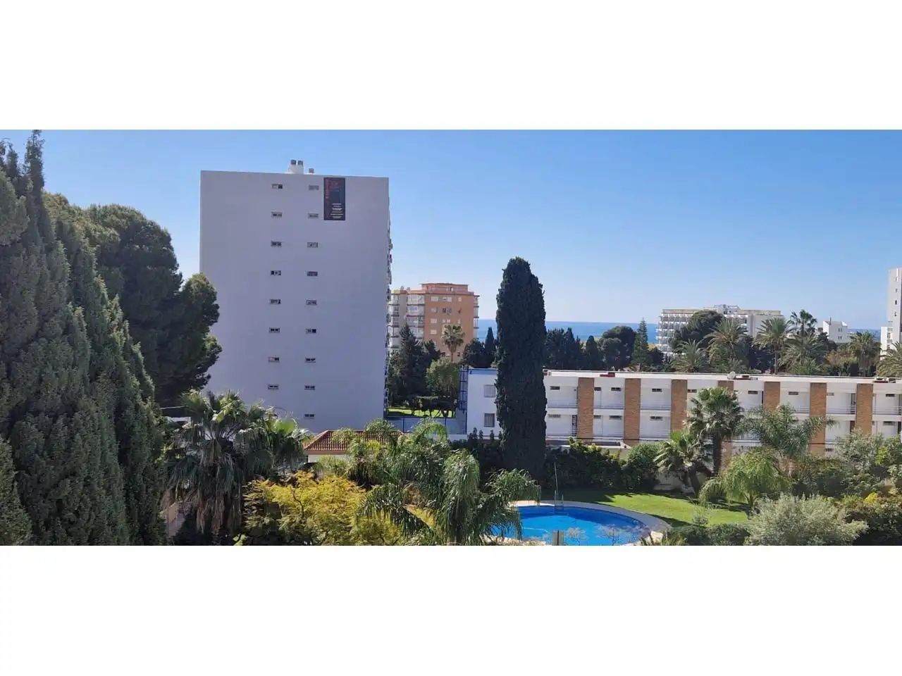 Vista exterior de Apartament en venda en Benalmádena amb Aire condicionat, Jardí privat i Terrassa