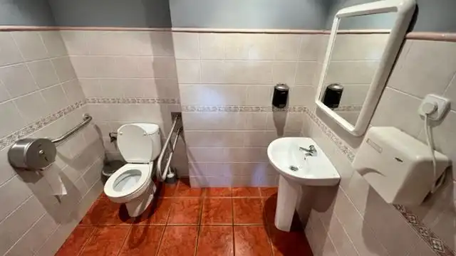 Baño de Local en venta en Torredembarra con Aire acondicionado, Calefacción y Amueblado