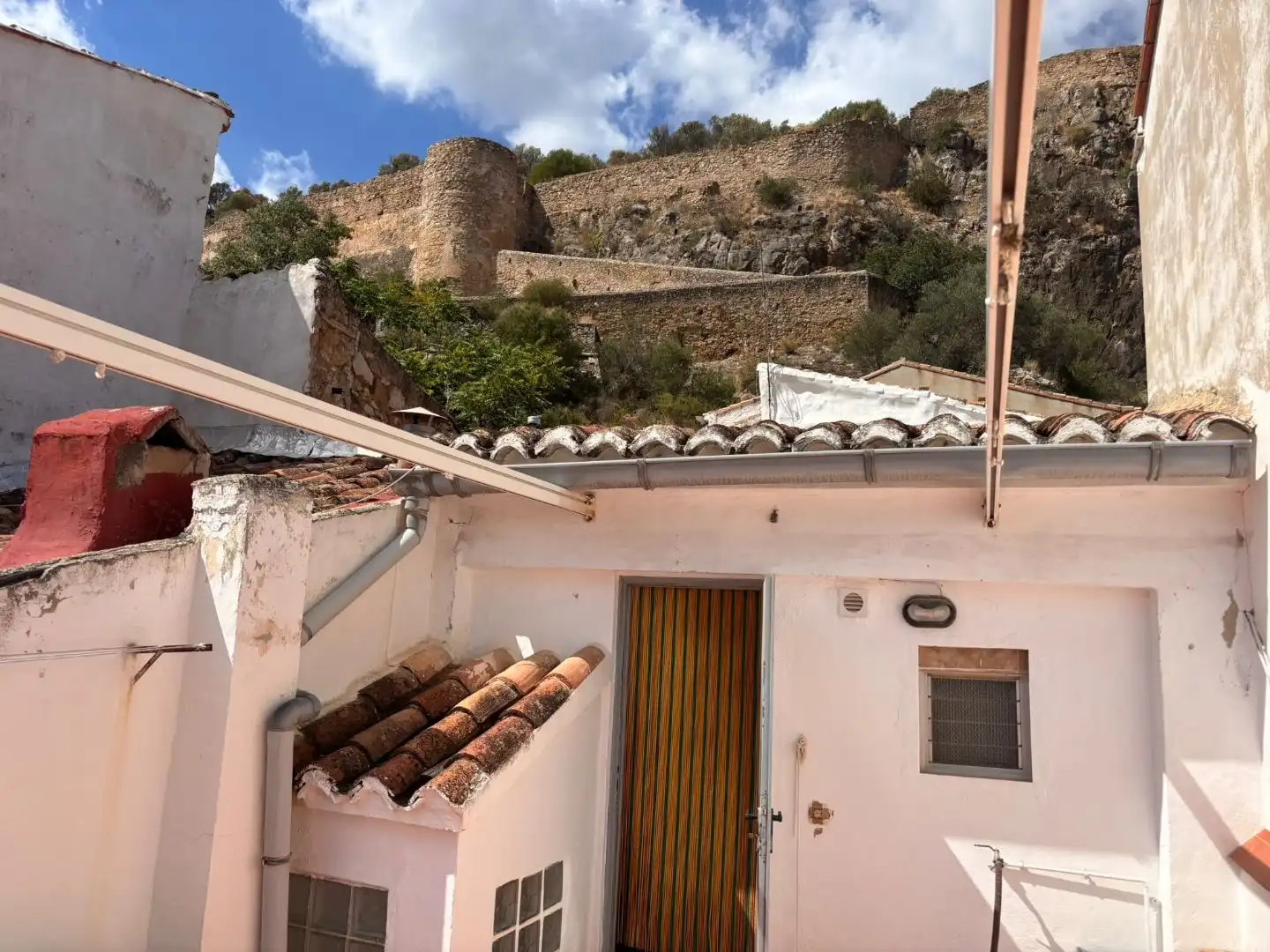 Vista exterior de Casa o xalet en venda en Chulilla amb Aire condicionat, Terrassa i Balcó