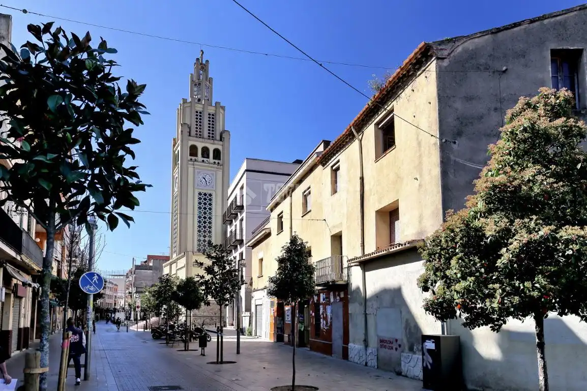 Vista exterior de Casa adosada en venda en Montcada i Reixac amb Balcó