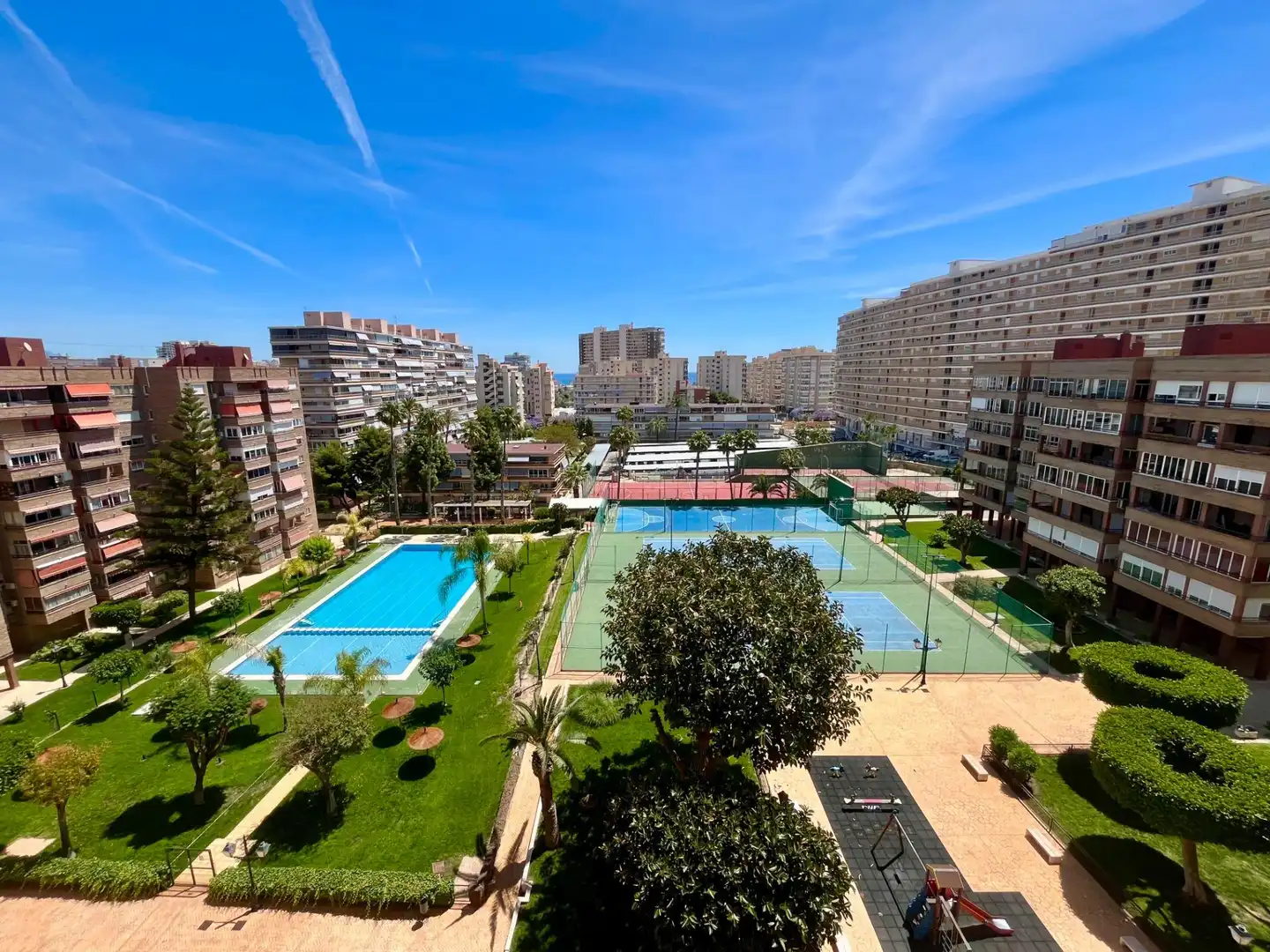 Vista exterior de Piso en venta en Alicante / Alacant con Aire acondicionado, Calefacción y Piscina comunitaria