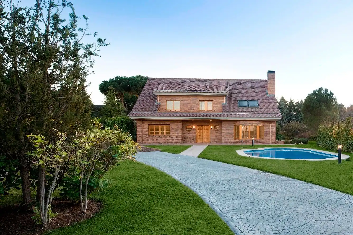 Vista exterior de Casa o xalet de lloguer en La Moraleja amb Aire condicionat, Calefacció i Jardí privat