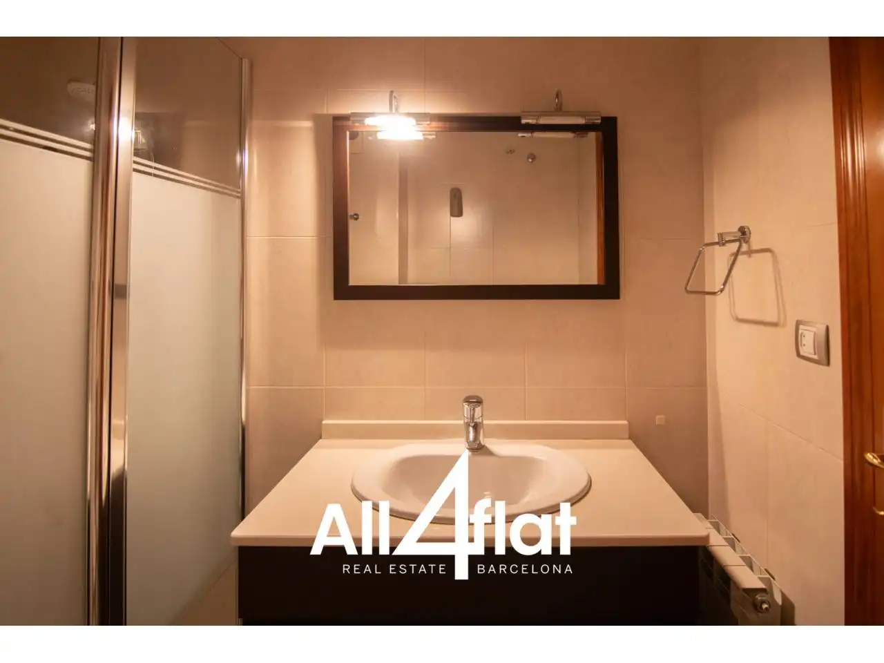 Baño de Piso de alquiler en Barcelona con Parquet y Balcón