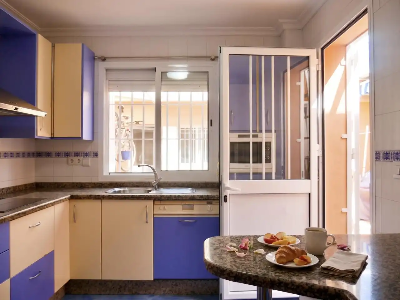 Cuina de Casa adosada en venda en Coria del Río amb Aire condicionat, Jardí privat i Terrassa