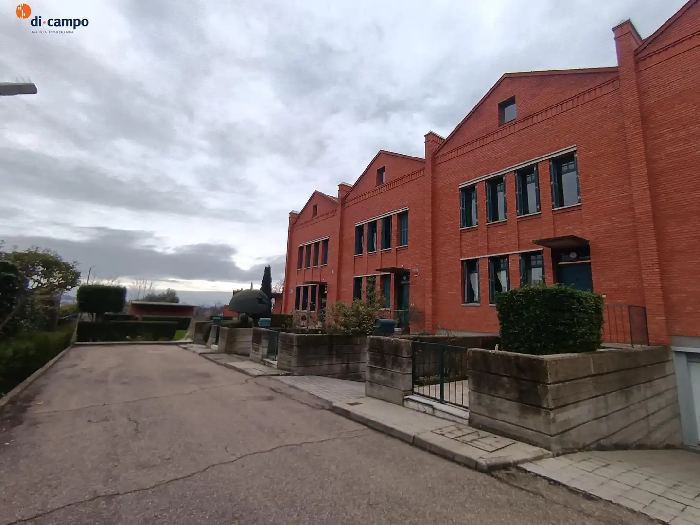 Vista exterior de Casa adosada en venda en Valladolid amb Jardí privat, Traster i Piscina comunitària