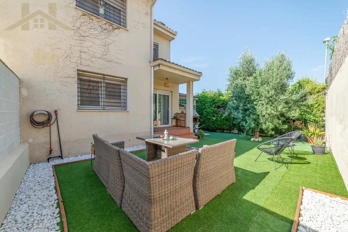 Casa aparellada amb jardí en venda a Calle Camilo José Cela, imagen 7