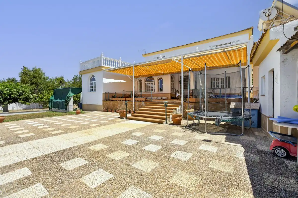 Terrassa de Casa o xalet en venda en Carmona amb Aire condicionat, Calefacció i Jardí privat