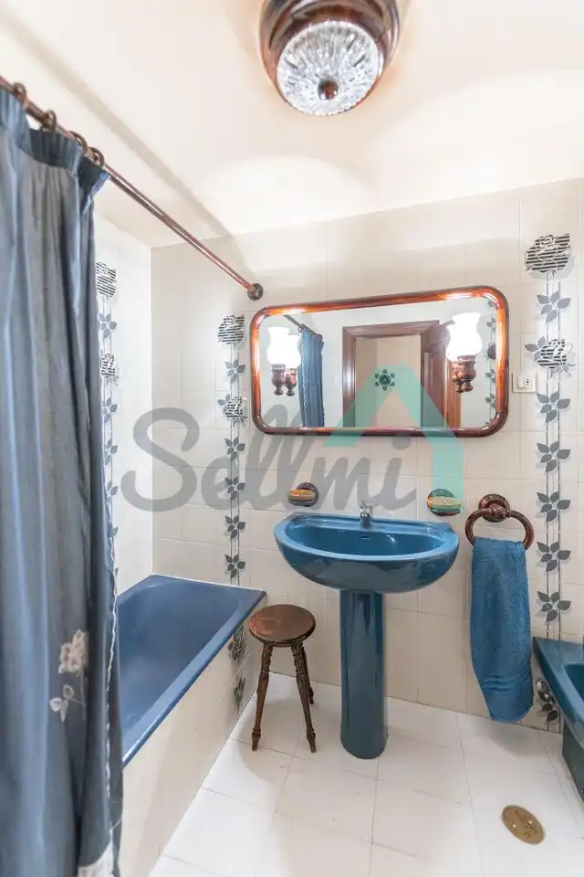 Bathroom of Flat for sale in Oviedo   with Heating, Parquet flooring and Terrace