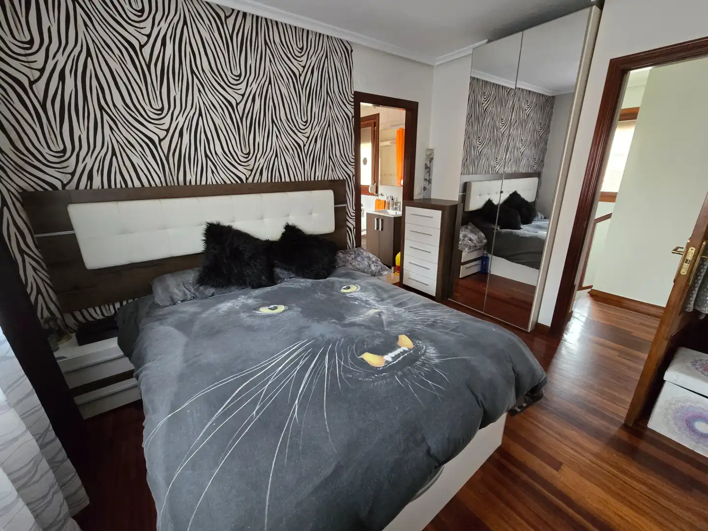Schlafzimmer von Einfamilien-Reihenhaus zum Verkauf in Castro-Urdiales mit Heizung, Privatgarten und Parkett